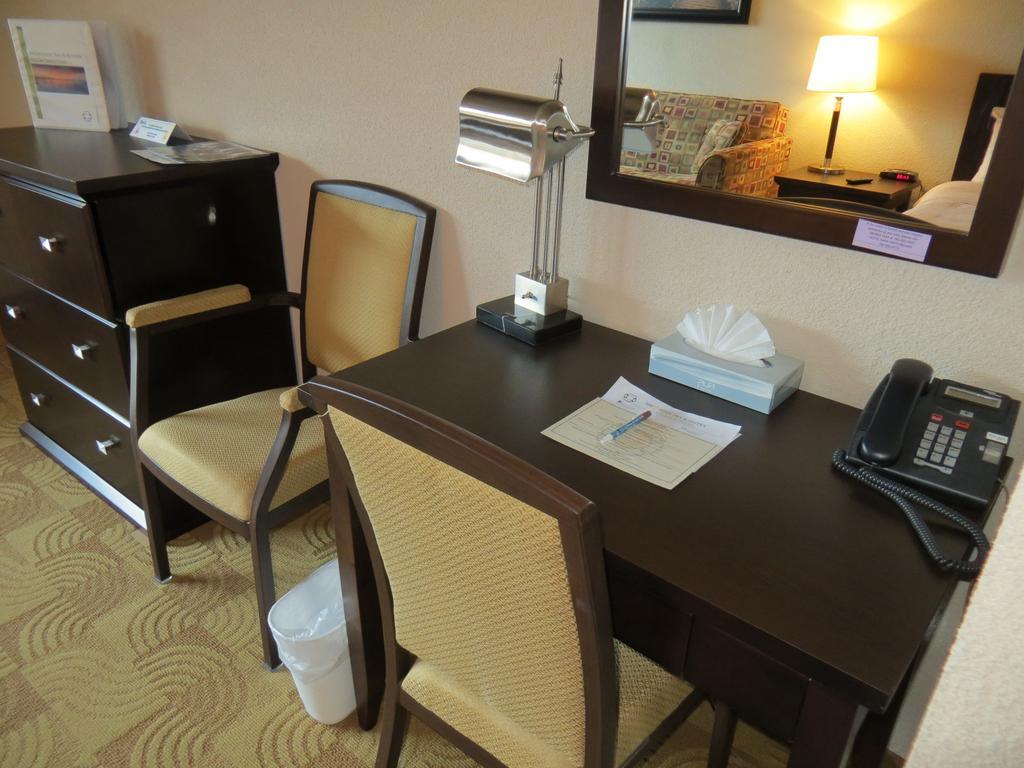 Shoreside Inn & Suites Wabamun Chambre photo