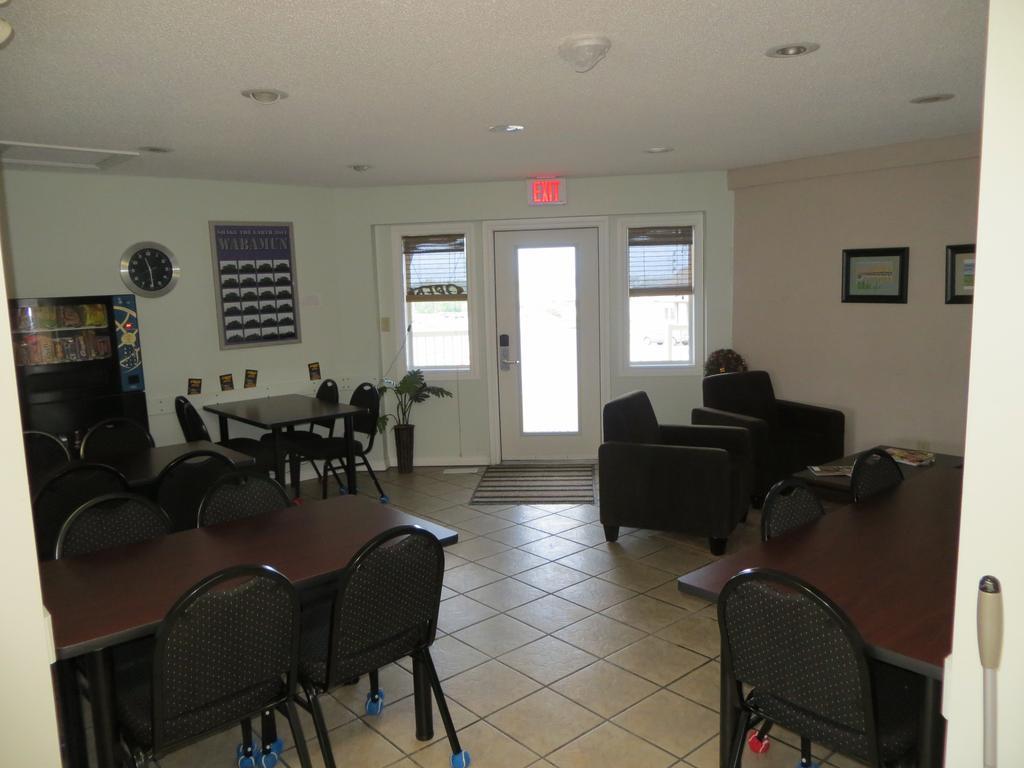 Shoreside Inn & Suites Wabamun Extérieur photo