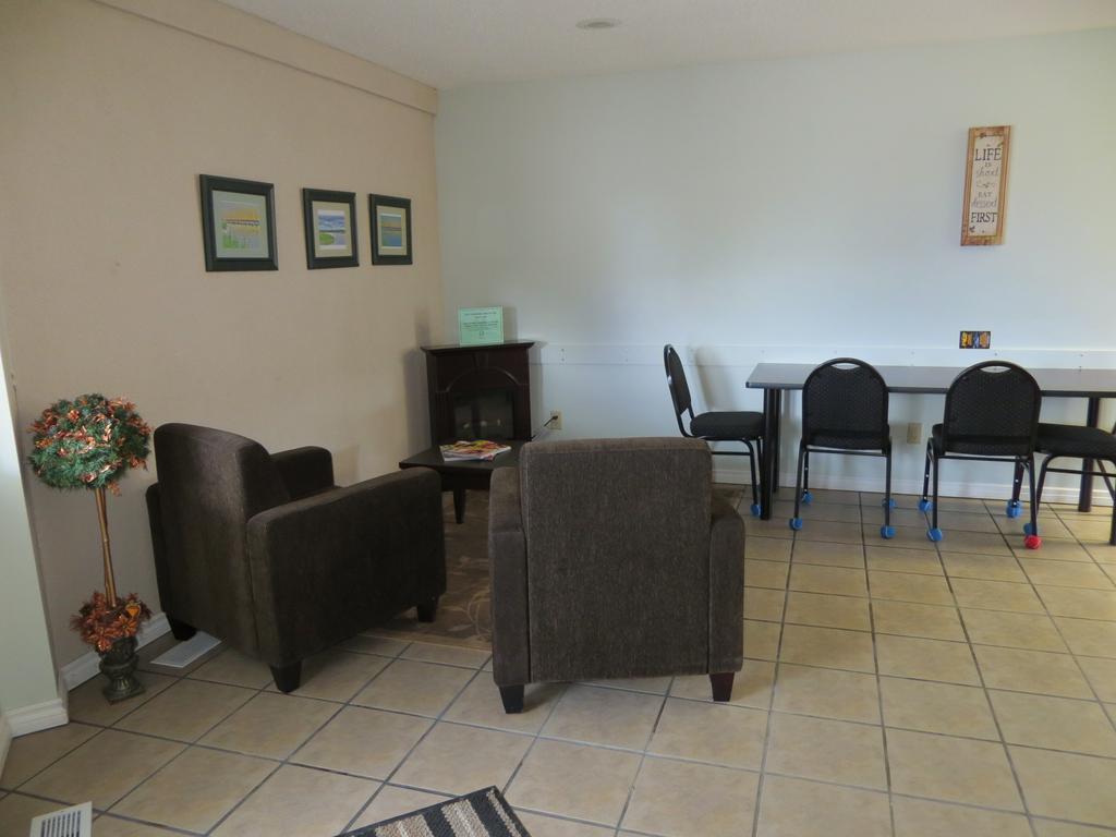Shoreside Inn & Suites Wabamun Extérieur photo